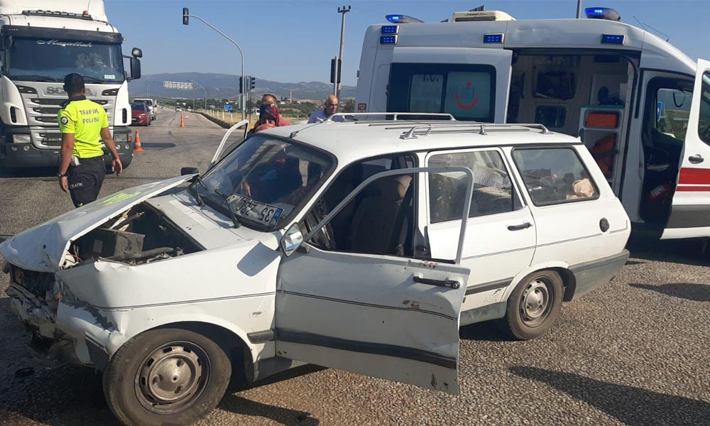 Alaşehir’de iki otomobil çarpıştı