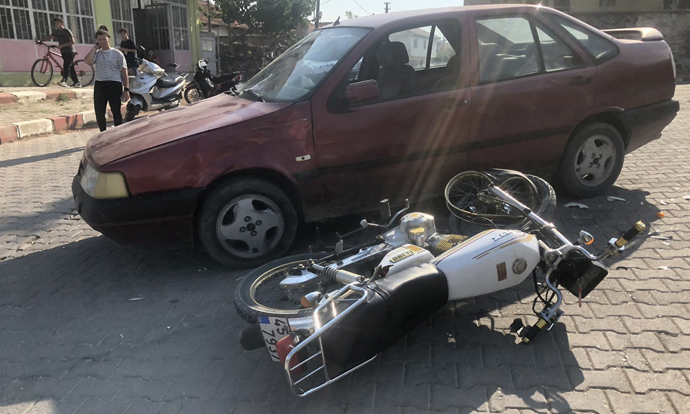 Kula’da motosiklet ile otomobil çarpıştı