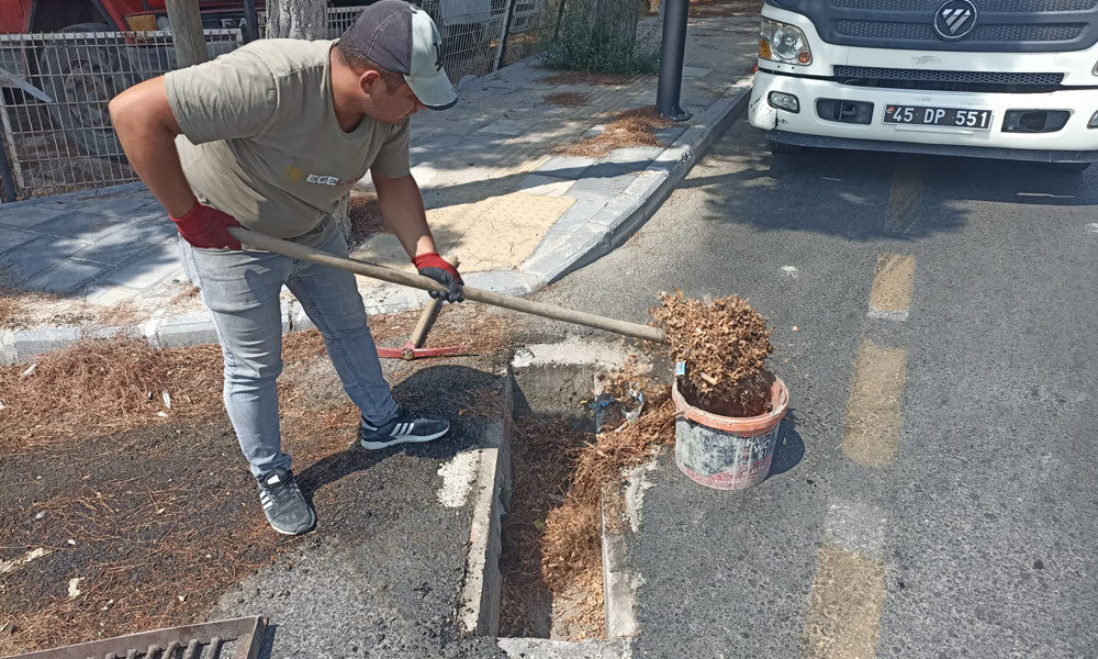 Maski, Gördes’te yağmursuyu ızgaralarını temizledi