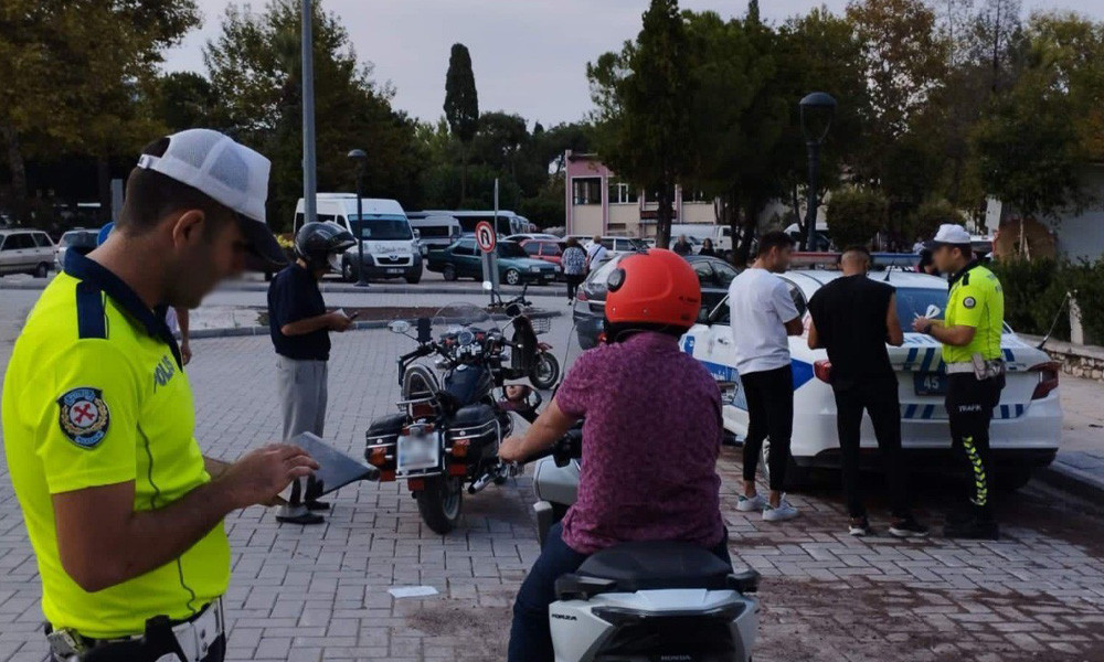 Motosiklet sürücülerine kask denetimi   