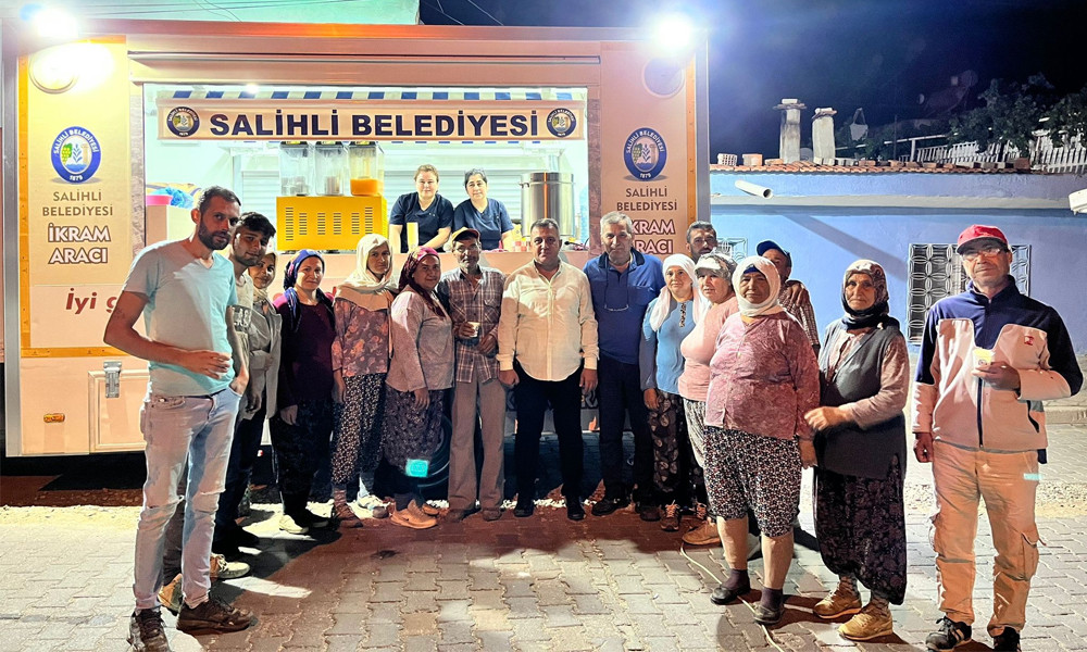 Salihli’de üzüm işçilerine simit ve çay ikramı